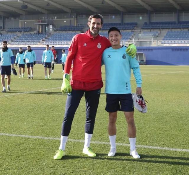 BOB半岛体育官方网站-武磊分享卢戈之行 当下要保持自身战斗力等待机会